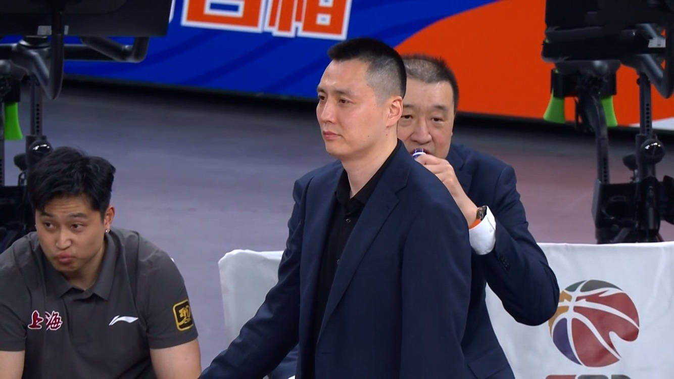 关于上海男篮在比赛中奋力一搏，赢得胜利的信息