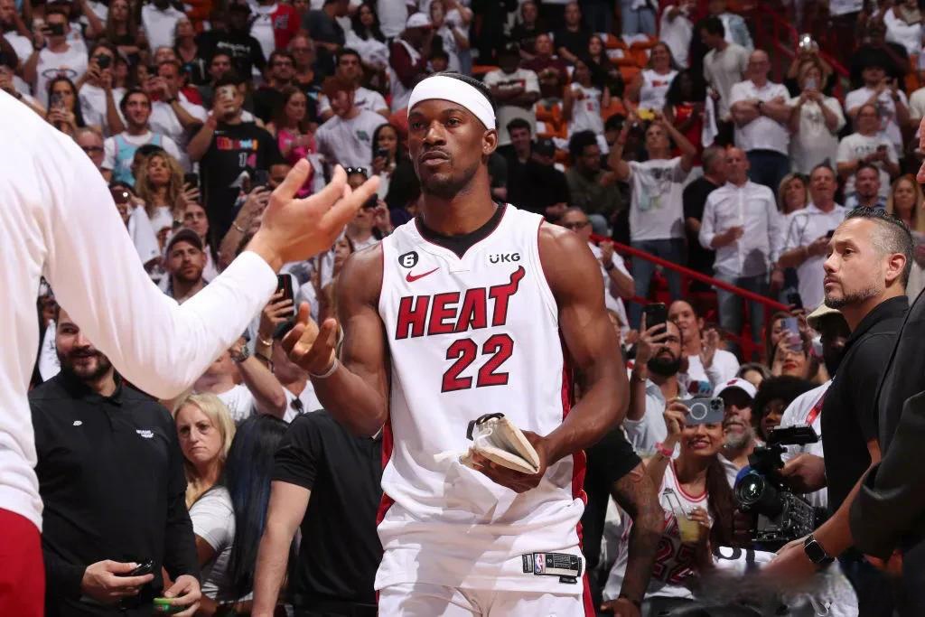 雄鹿东部决赛连败,球队面临关键时刻 雄鹿东部决赛连败,球队面临关键时刻