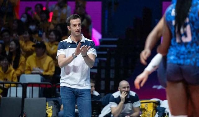 爱游戏-西班牙队在排球比赛中实力碾压对手