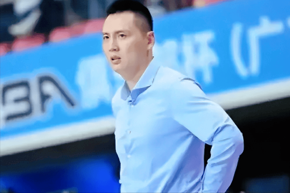 主教练临危受命,成功带领球队逆转局面 主教练临危受命,成功带领球队逆转局面