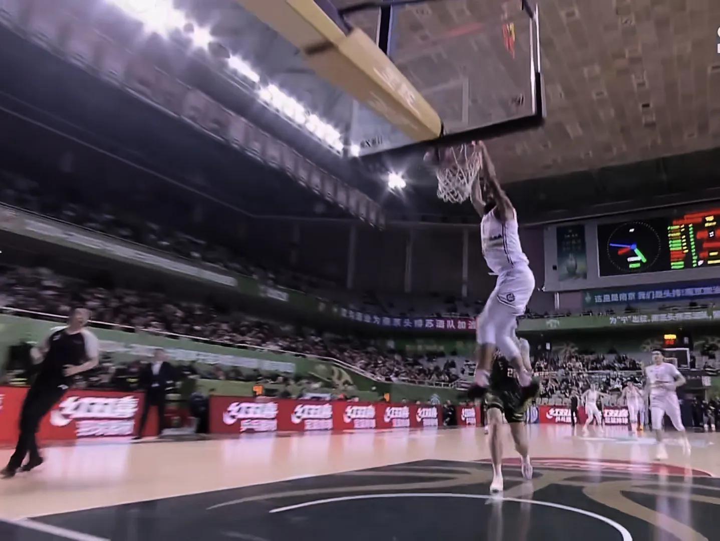 爱游戏入口-关于赛场上的瞬时变化，球队进攻战术瞬间改变比赛局面的信息