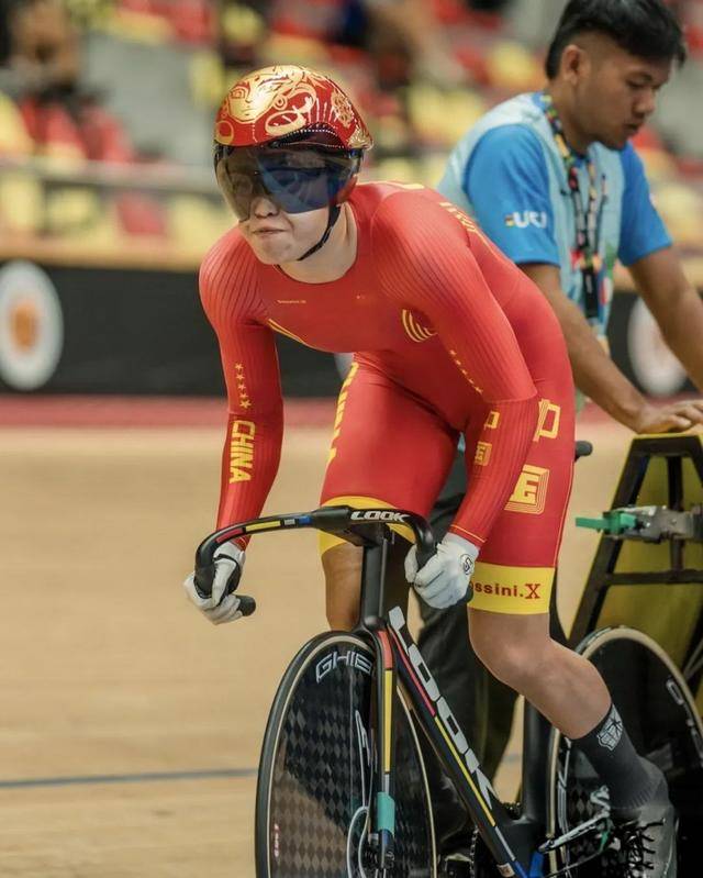 爱游戏官网-自行车比赛选手酣战赛场喜获成功