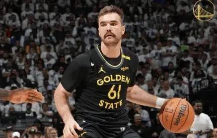 爱游戏官网入口-热血沸腾！球队搏命拼杀争夺胜利