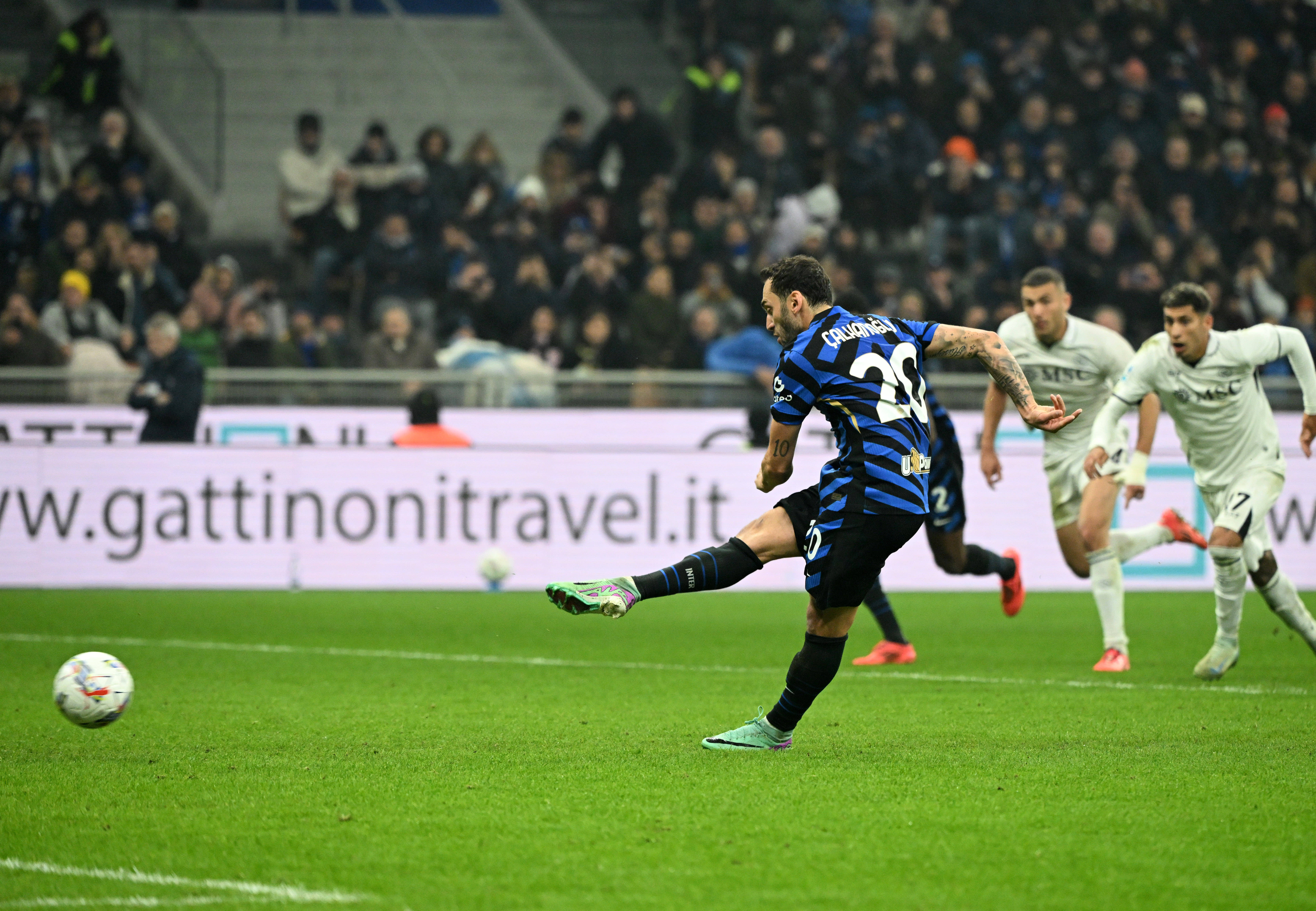 意甲赛场上演惊心动魄的对决 意甲赛场上演惊心动魄的对决