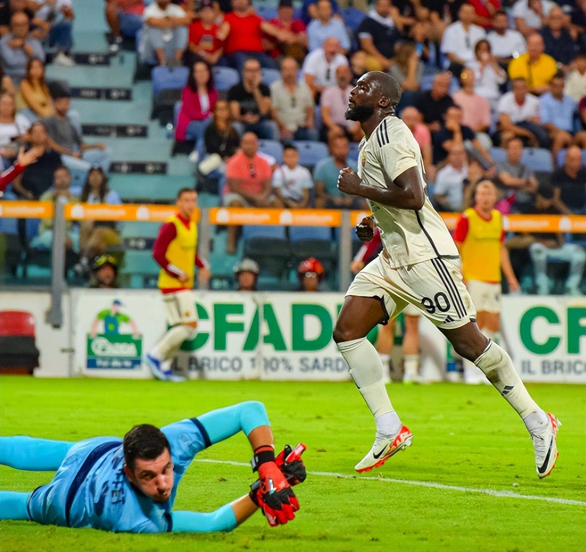 爱游戏网页版-罗马队主帅下课，球队陷入危机