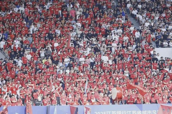 球迷疯狂追逐篮球世界杯，全民狂欢