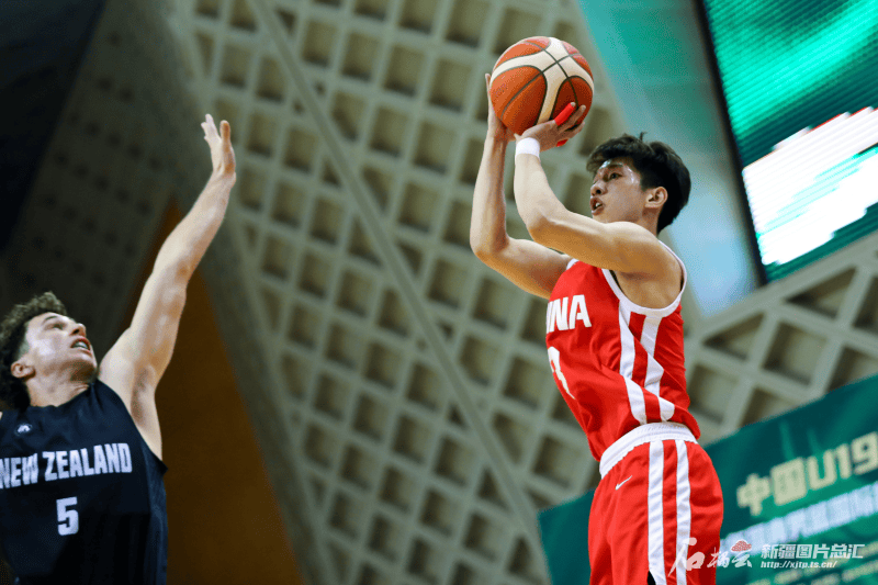 爱游戏网页版-CBA新赛季即将开幕，球员合练备战迎冠军