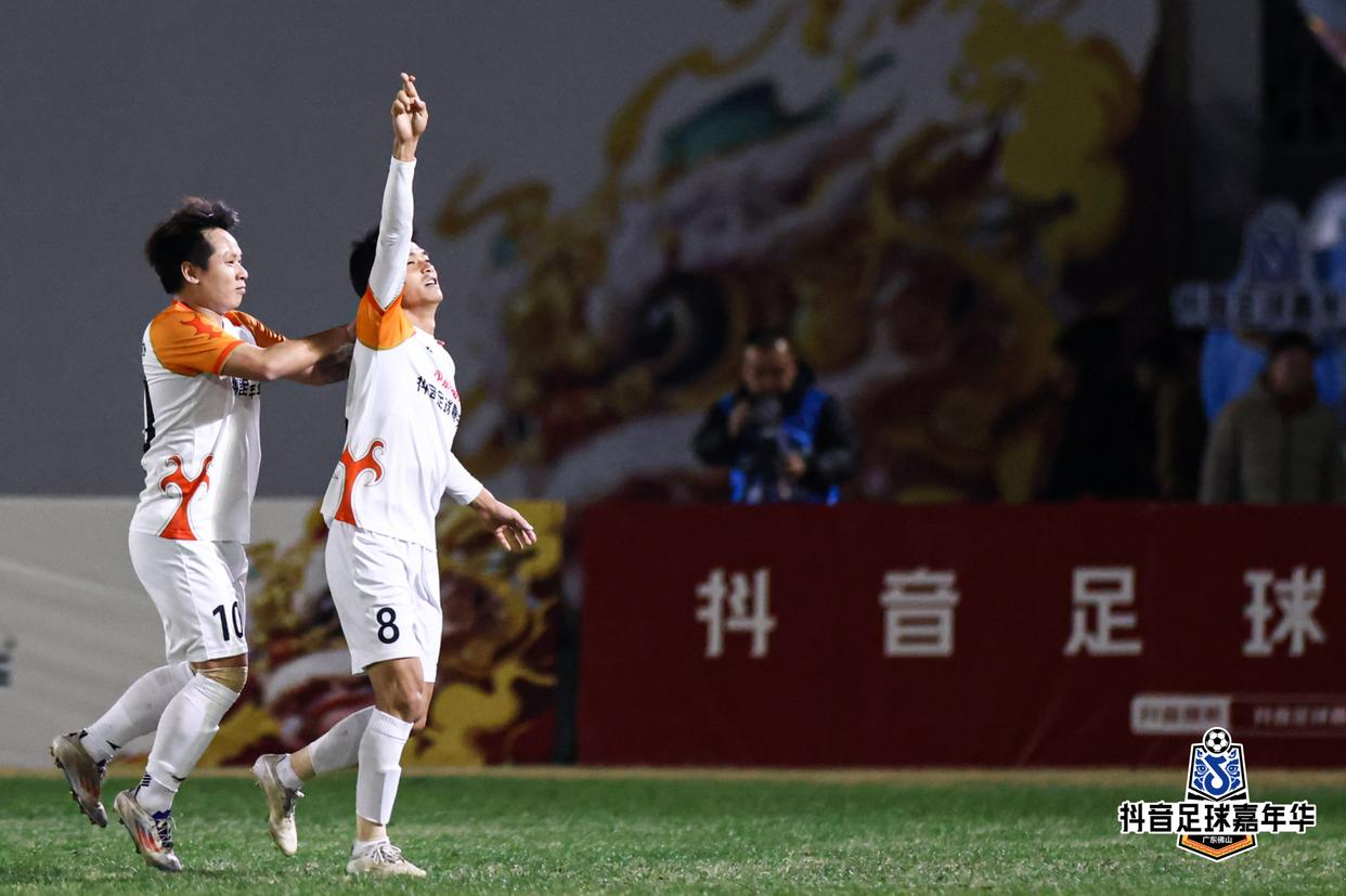 足球比赛中精彩瞬间引发观众欢呼 足球比赛中精彩瞬间引发观众欢呼