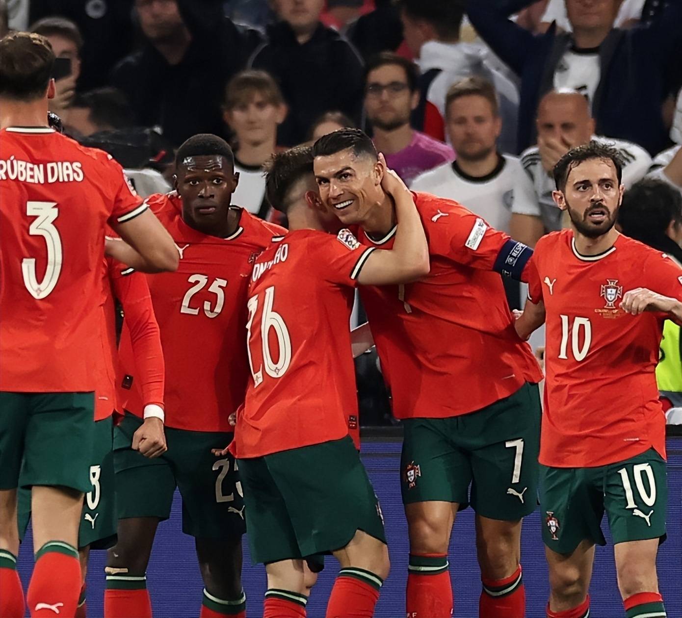 包含足球盛宴,欧国联比赛掀起狂潮,球迷热血澎湃的词条 包含足球盛宴,欧国联比赛掀起狂潮,球迷热血澎湃的词条