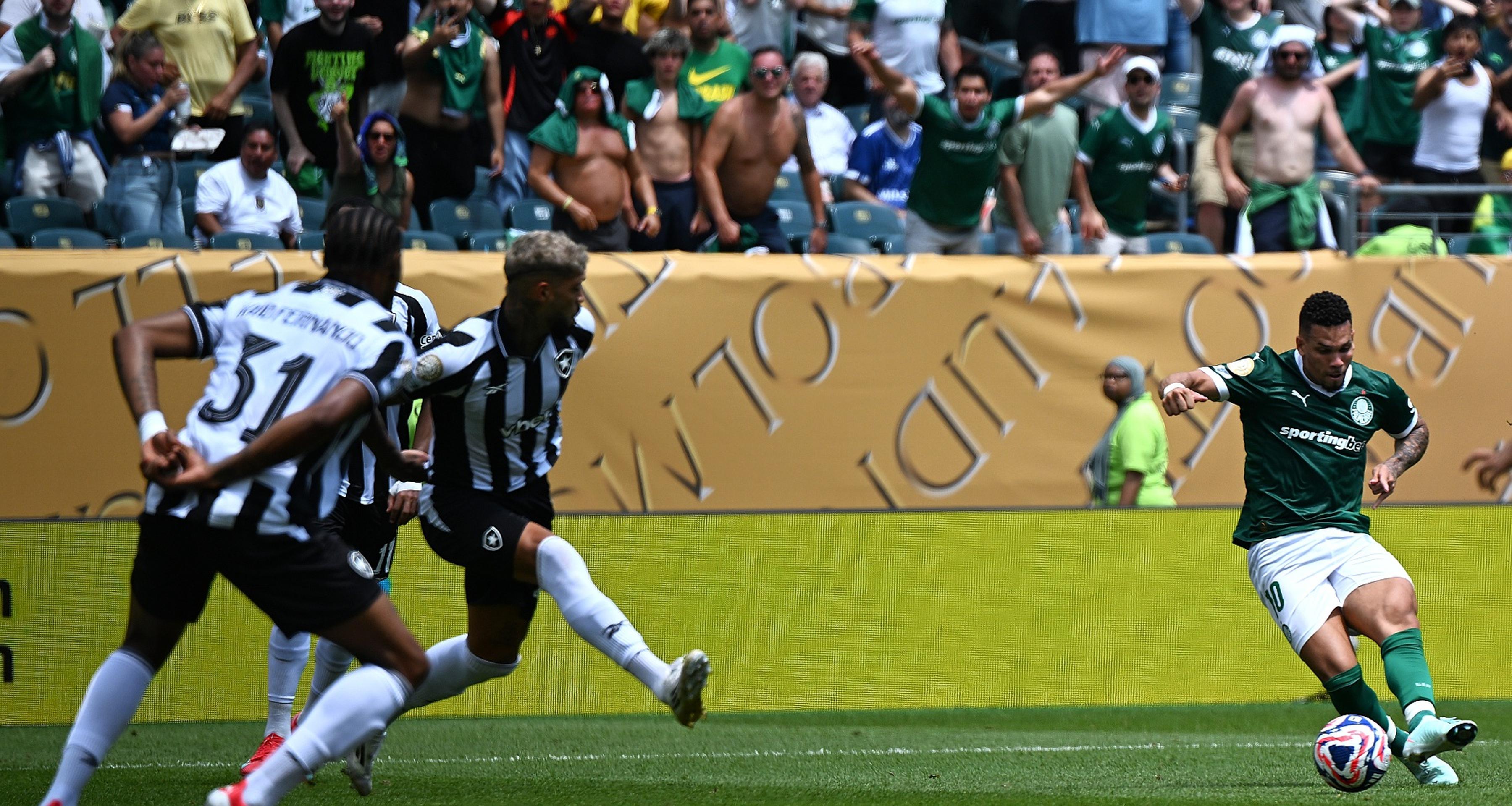 足球场上燃起了一场搏命之战 足球场上燃起了一场搏命之战