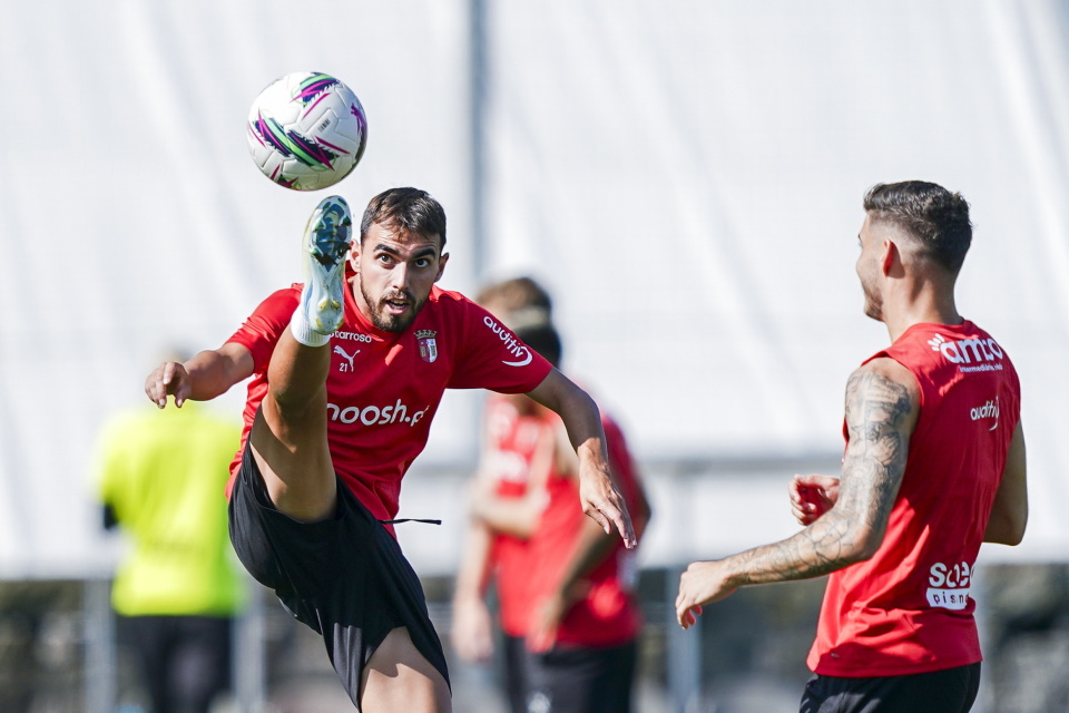 爱游戏官方入口-国际足球赛事受困，团队备战方案有变的简单介绍