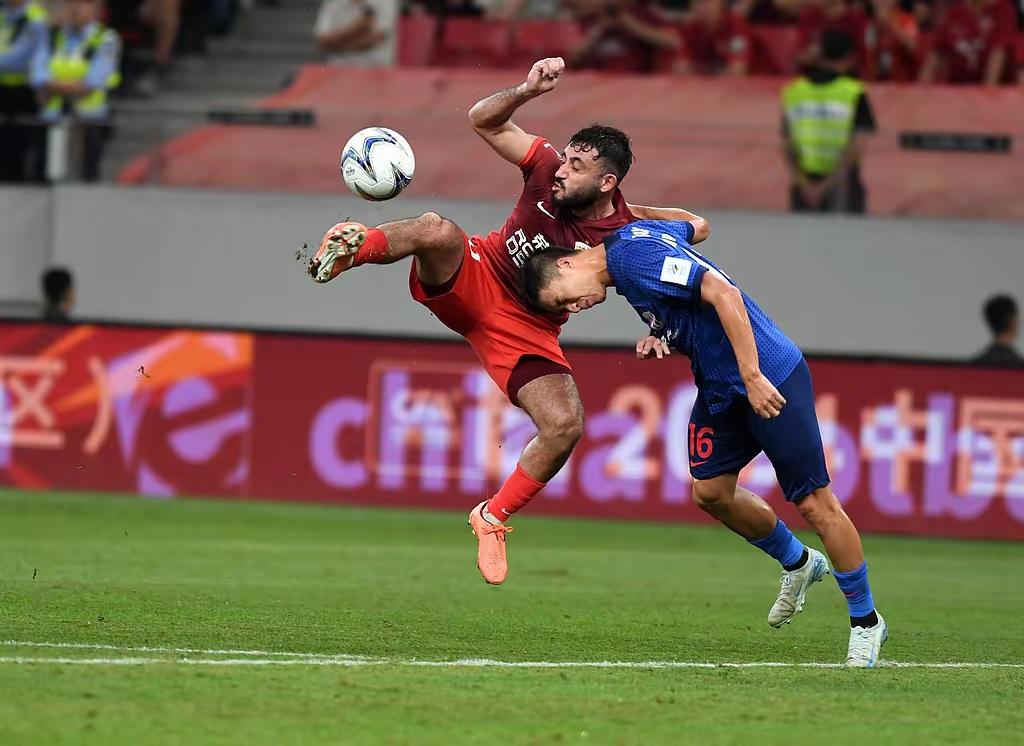 国际足球赛事精彩纷呈,球员奋力拼搏争胜 国际足球赛事精彩纷呈,球员奋力拼搏争胜