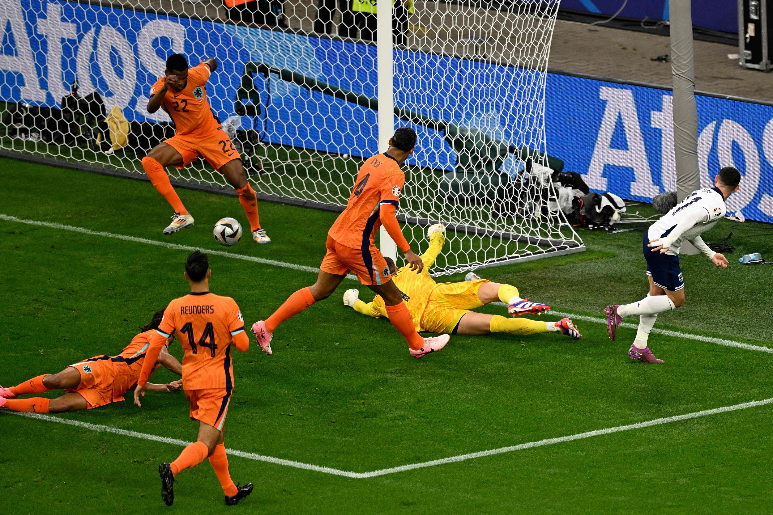 爱游戏登录-英格兰队压倒性胜利，稳步晋级