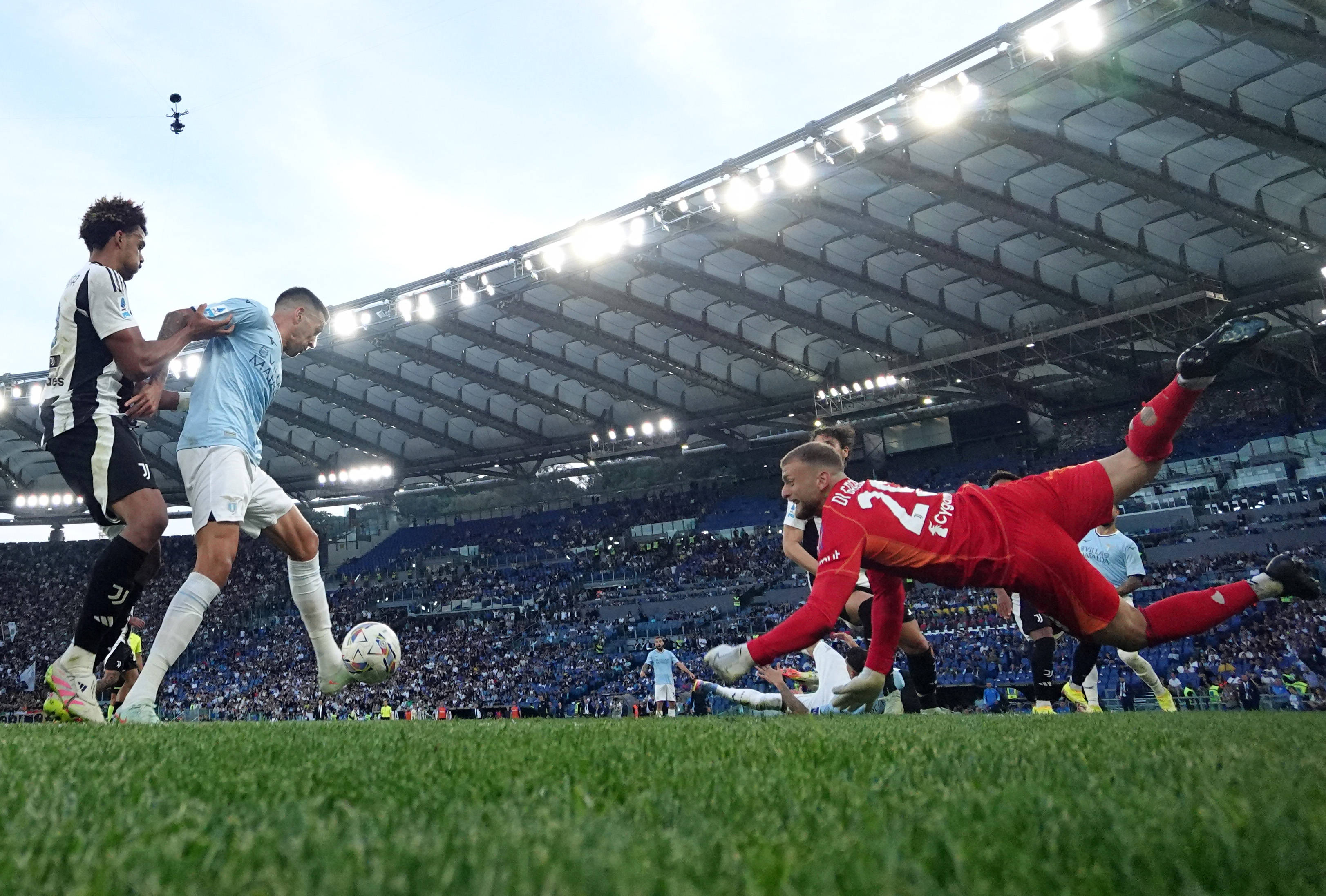 爱游戏app-尤文图斯战平拜仁，晋级欧冠四强