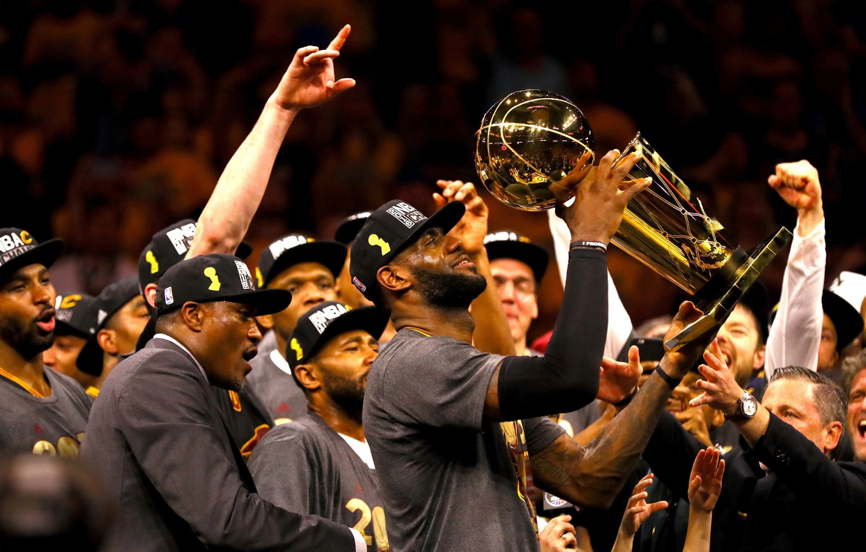 爱游戏官网-关于詹姆斯砍下三双，领导湖人击败对手的信息