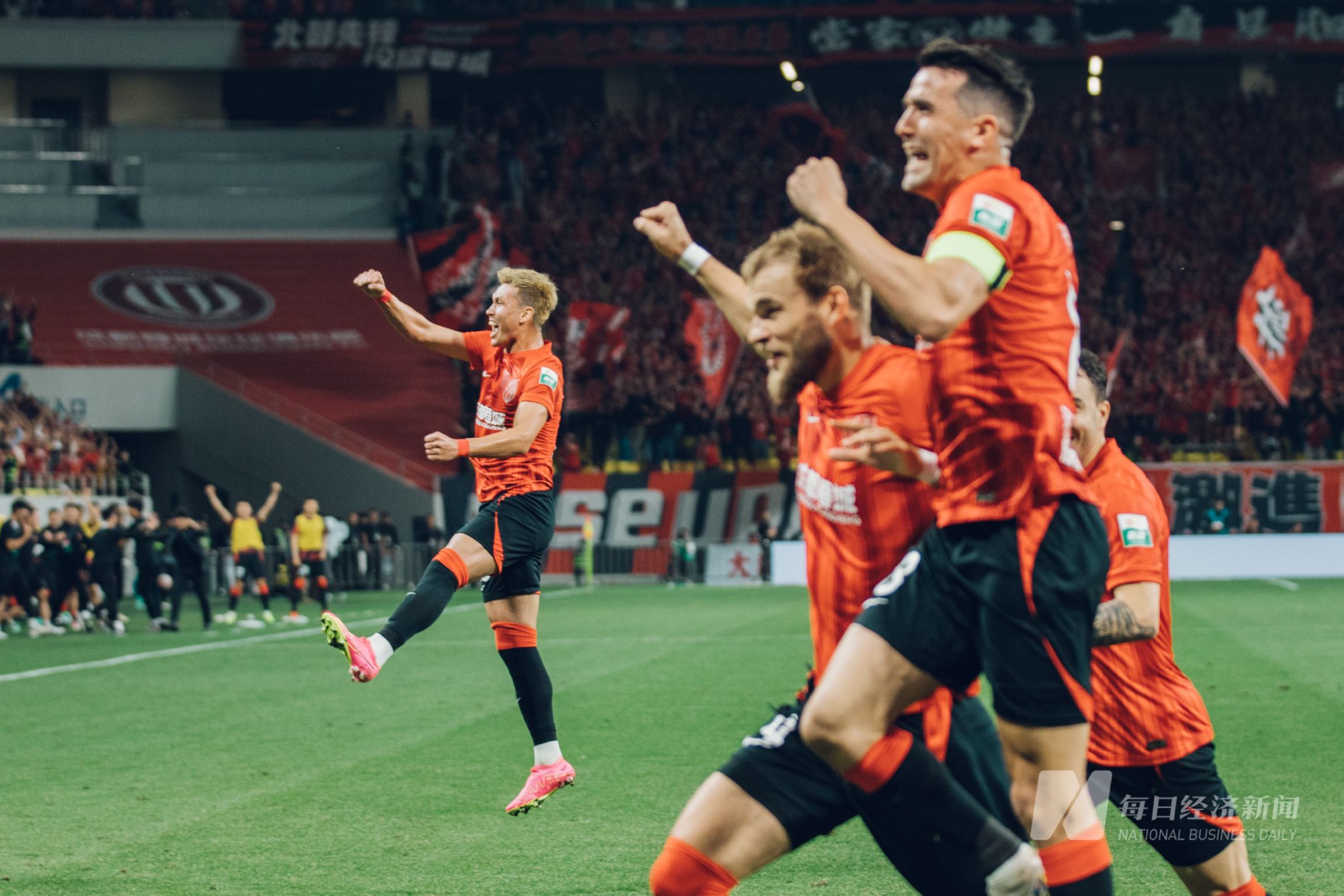 爱游戏亚洲官网-赛场上的团结与拼搏，球员战术发挥巧妙