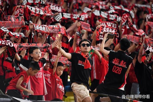 爱游戏网页版-足球聚焦城市狂欢，球迷为球队呐喊助威