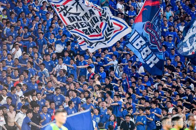 足球聚焦城市狂欢,球迷为球队呐喊助威 足球聚焦城市狂欢,球迷为球队呐喊助威